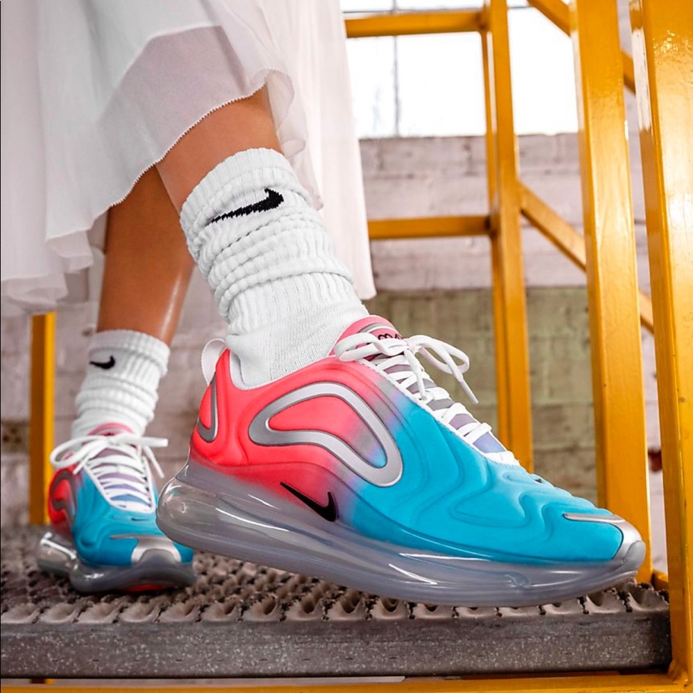 Nike Air Max 720 - Picture 2 of 3